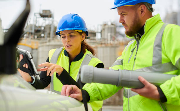 ingenieurin in der chemiefabrik - petrochemical plant stock-fotos und bilder