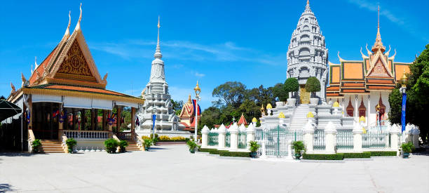 pagode prateado localizado em phnom penh, capital do camboja - phnom penh - fotografias e filmes do acervo