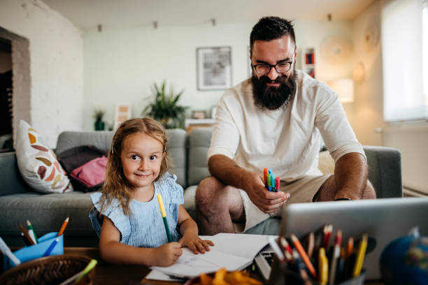 tu es ma fille intelligente - reading and writing child whiteboard preschool photos et images de collection