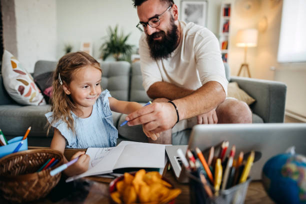 laissez-moi vous aider - reading and writing child whiteboard preschool photos et images de collection