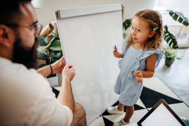 aimez-vous les mathématiques - reading and writing child whiteboard preschool photos et images de collection