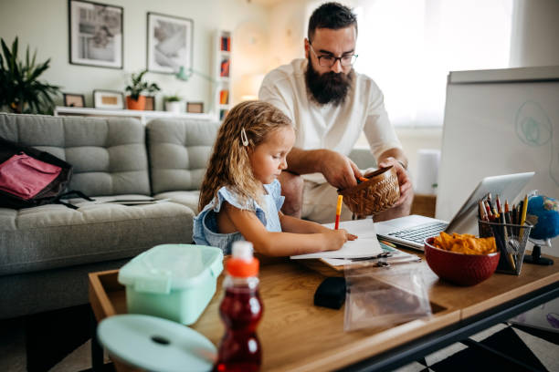 tu es ma fille intelligente - reading and writing child whiteboard preschool photos et images de collection