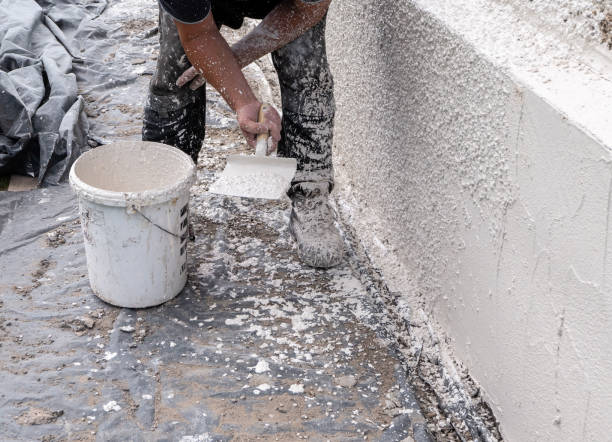 rough-cast harling mix being put on an external wall - plasterer plaster wall dirty imagens e fotografias de stock