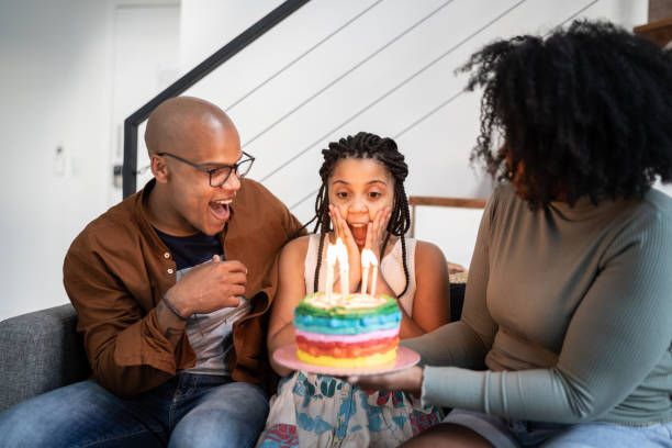 famiglia festeggia il compleanno della ragazza a casa - aging process affectionate vitality awe foto e immagini stock