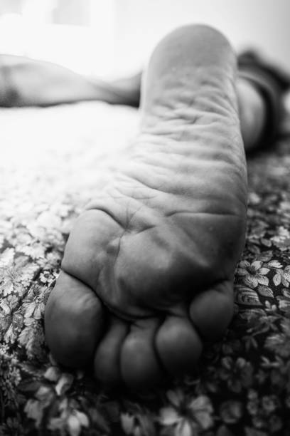 足のモノクロ画像の底、クローズアップ - barefoot behavior toned image close up ストックフォトと画像