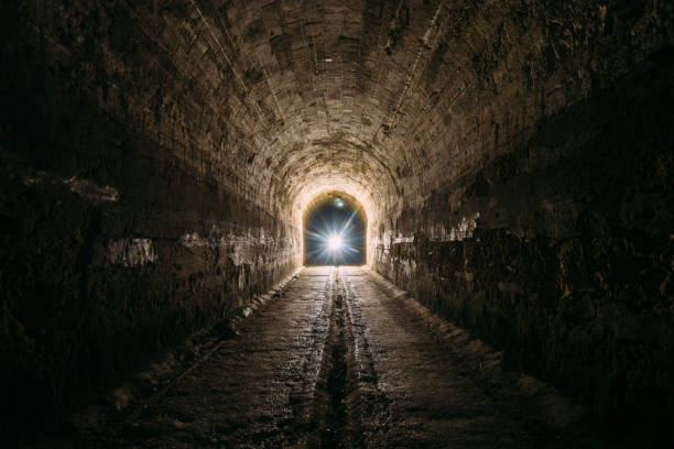 어둡고 소름 끼치는 오래된 역사적인 아치형 지하 도로 터널 - gothic style road car spooky 뉴스 사진 이미지