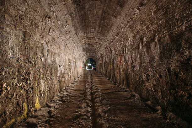 escuro e assustador velho histórico abobadado túnel de estrada subterrânea - gothic style road car spooky - fotografias e filmes do acervo