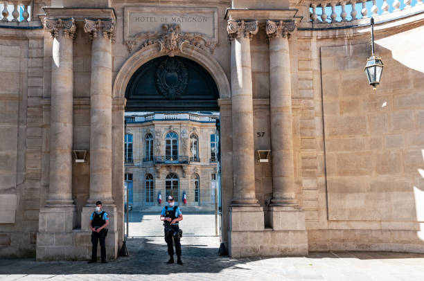 paryż: wejście do hotelu de matignon - civil servant zdjęcia i obrazy z banku zdjęć