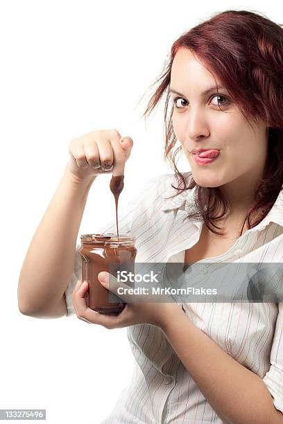 Donna Con Crema Di Cioccolato - Fotografie stock e altre immagini di Barattolo di vetro - Barattolo di vetro, Cioccolato, Crema di cioccolato