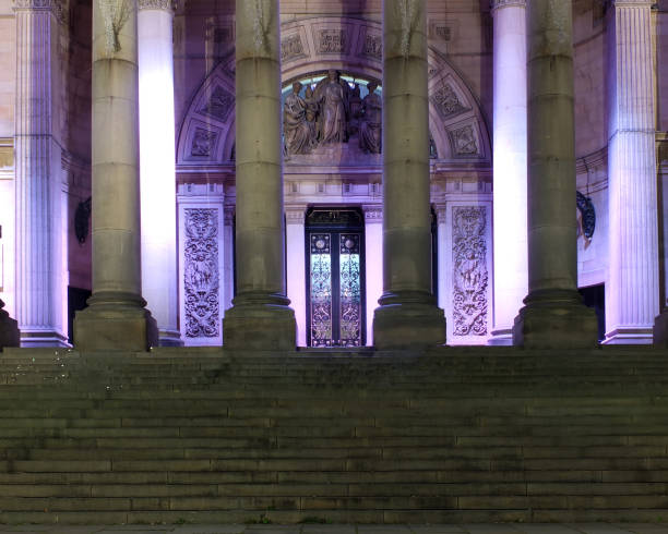 le scale e l'ingresso dello storico edificio del municipio di leeds ottocentesco illuminato di notte - leeds england town hall leeds town hall uk foto e immagini stock