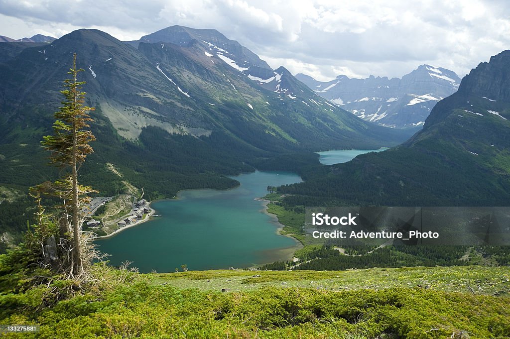 Vista del pittoresco Lago Swiftcurrent al Glacier National Park - Foto stock royalty-free di Lago Swiftcurrent