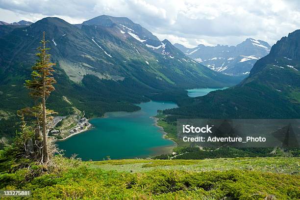 Vista Del Pittoresco Lago Swiftcurrent Al Glacier National Park - Fotografie stock e altre immagini di Lago Swiftcurrent