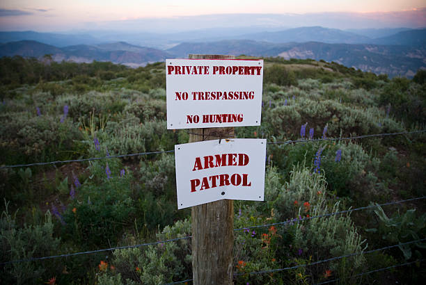 uzbrojone patrol własność prywatna nr tresspassing znak - fence hill mountain range mountain zdjęcia i obrazy z banku zdjęć