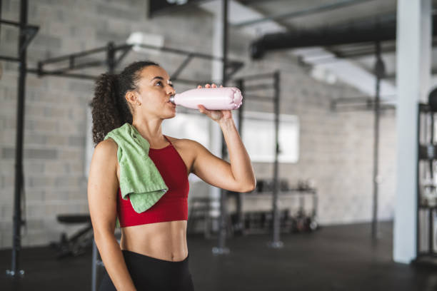 istock Hispanic Sportswoman in Late 20s Taking a Break for Water 1332764006