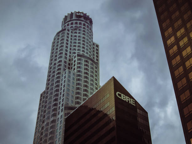 wolkenkratzer rund um den u.s. bank tower in la - u s bank tower stock-fotos und bilder