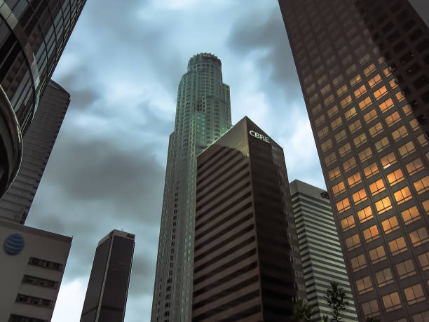 rascacielos alrededor de u.s. bank tower en los ángeles - u s bank tower fotografías e imágenes de stock