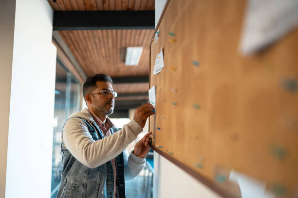 business person working on the bulletin board - adhesive note thumbtack reminder paper imagens e fotografias de stock