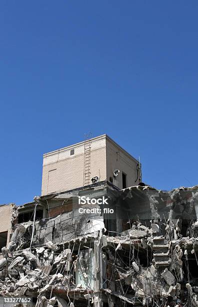 Edifício Bombardeada - Fotografias de stock e mais imagens de Abandonado - Abandonado, Acidentes e Desastres, Apartamento Municipal