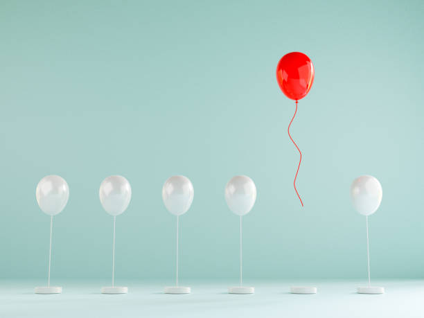 czerwony balon unoszący się z niebieskich balonów, które są związane na niebieskim tle, wydajność wybitna z tłumu dla innego myślenia, zakłóceń i przywództwa przez renderowanie 3d. - kontrast zdjęcia i obrazy z banku zdjęć