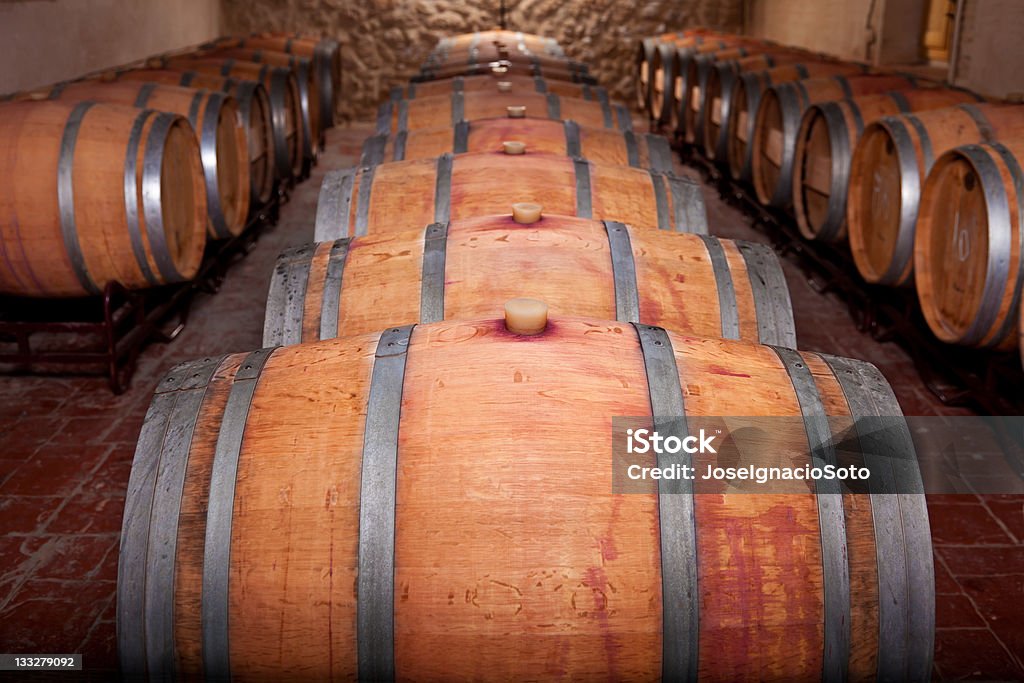 Barriles de vino en bodega de antigüedad - Foto de stock de Agricultura libre de derechos