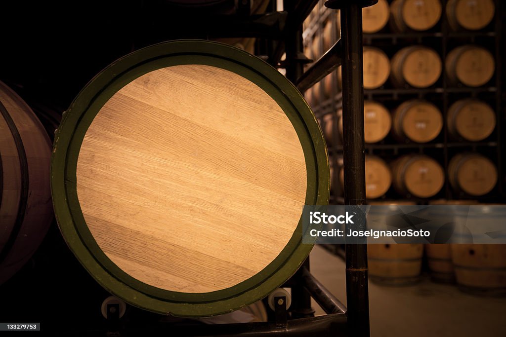 Frente de un cilindro de vinos en una bodega de antigüedad. - Foto de stock de Anticuado libre de derechos