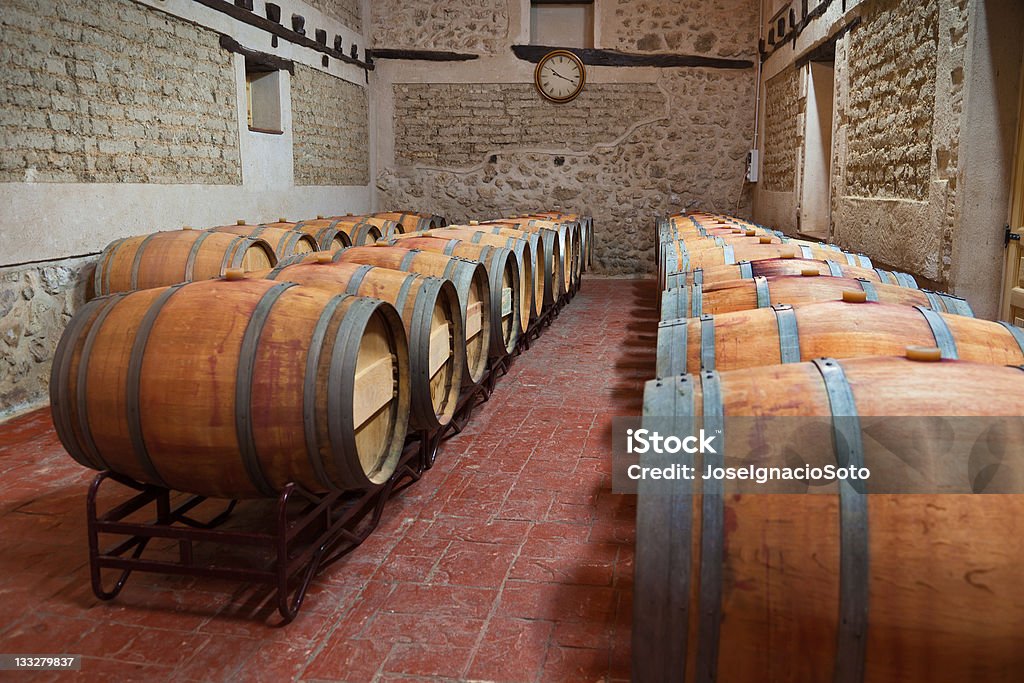 Barris de vinho em uma Adega de Envelhecimento - Royalty-free Adega Foto de stock