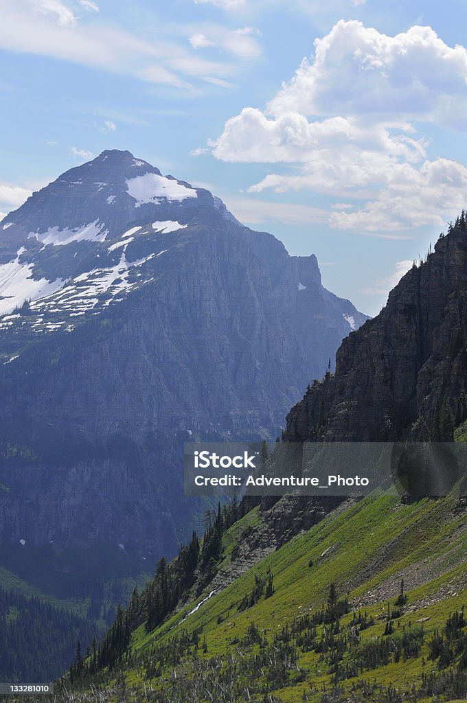 Крутые склоны на горы в Национальный парк Глейшер - Стоковые фото Величественный роялти-фри