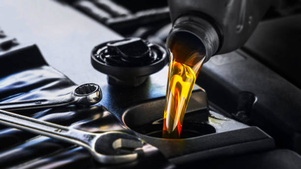 cambio de aceite - llenar con aceite nuevo - motor oil bottle fotografías e imágenes de stock