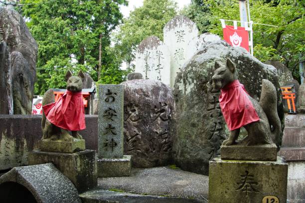 фусими-инари тайся - shinto стоковые фото и изображения
