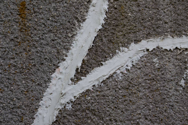 흰색 콘크리트 패치 퍼티로 수리 균열 콘크리트 벽 - concrete wall flash 뉴스 사진 이미지