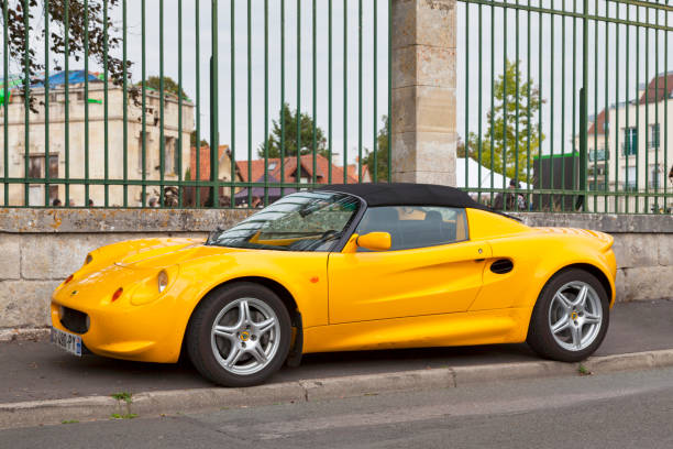 yellow lotus elise - lotus automobiles imagens e fotografias de stock