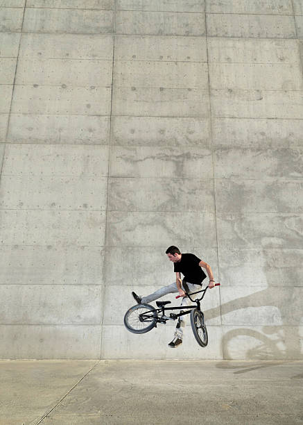 Jovem de bicicleta BMX participante - foto de acervo