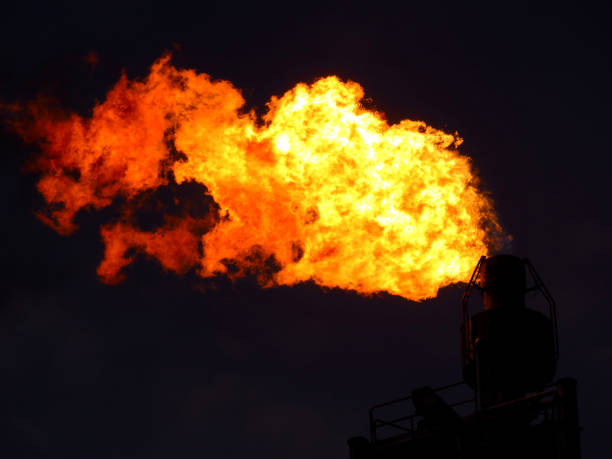 fundo de textura de chama de fogo. coleta de chamas isoladas em fundo preto. a explosão de gás está liberando e queimando para a atmosfera em uma plataforma de gás offshore com céu noturno. - an - fotografias e filmes do acervo