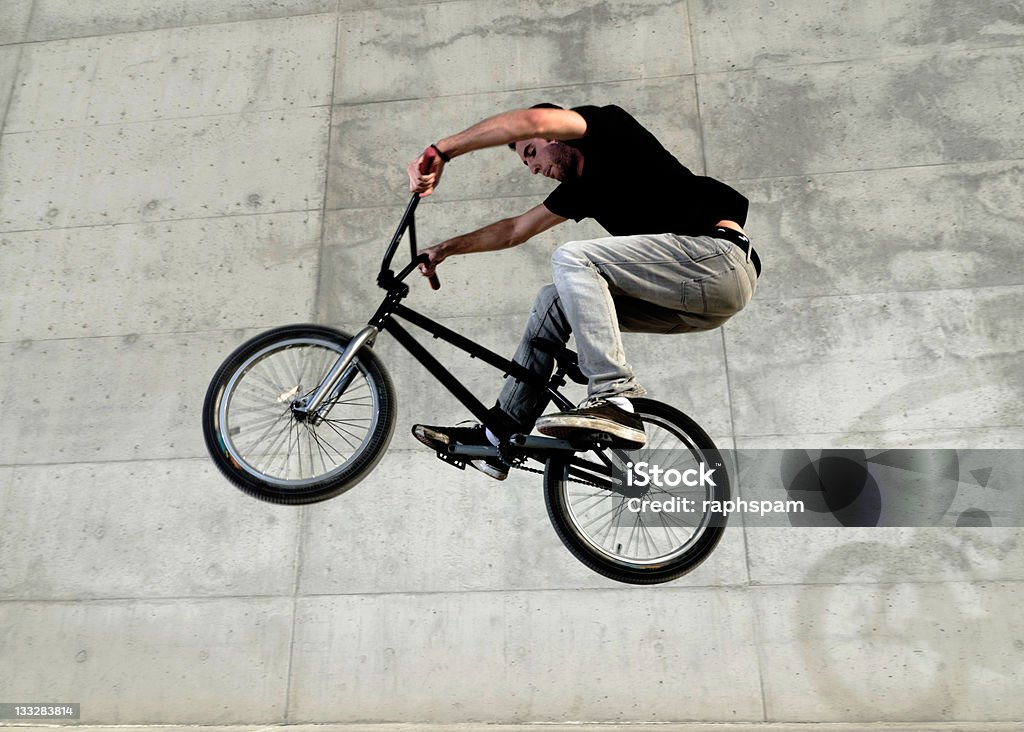 Joven bicicleta BMX rider - Foto de stock de Bicicleta BMX libre de derechos