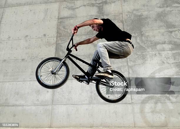 Joven Bicicleta Bmx Rider Foto de stock y más banco de imágenes de Bicicleta BMX - Bicicleta BMX, Ciudad, Vida en la ciudad