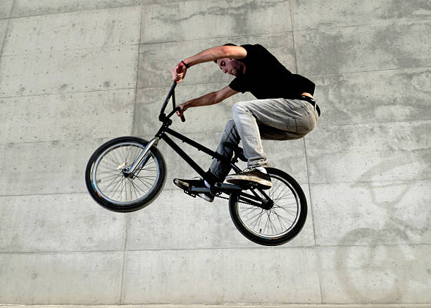 Jovem de bicicleta BMX participante - foto de acervo