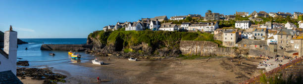 village de pêcheurs de port isaac à cornwall, royaume-uni - cornwall england uk england port isaac photos et images de collection