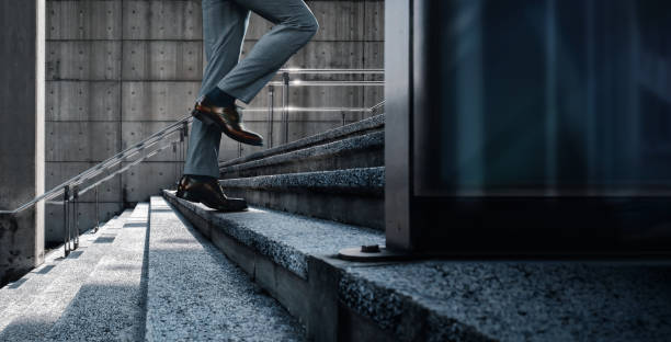 동기 부여와 도전적인 개념. 성공으로 나아가는 단계. 계단에 걷는 사업가의 낮은 섹션 - jumping business people businessman 뉴스 사진 이미지