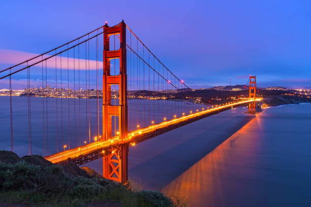 golden gate bridge, san francisco, kalifornien - orange golden gate bridge tower suspension bridge stock-fotos und bilder