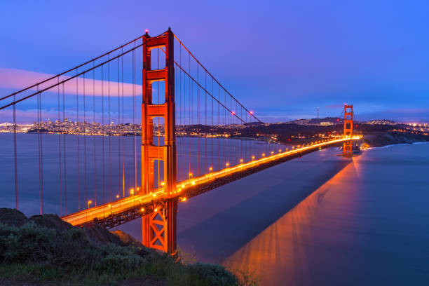 ゴールデンゲートブリッジ、サンフランシスコ、カリフォルニア州 - golden gate bridge bridge night sunset ストックフォトと画像