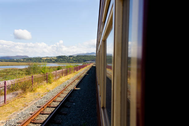 vue depuis le train-chemin de fer à vapeur à voie étroite à porthmadog pays de galles, train à vapeur reflétant de belles vues sur l’estuaire de porthmadog par une journée d’été ensoleillée en attendant de partir pour un voyage passionnant da - ffestiniog railway photos et images de collection