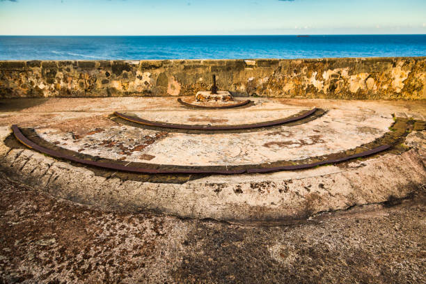 castillo san cristóbal in san juan ist die größte festung, die von den spaniern in der neuen welt gebaut wurde. - horizon over water old san juan san juan puerto rico puerto rico stock-fotos und bilder