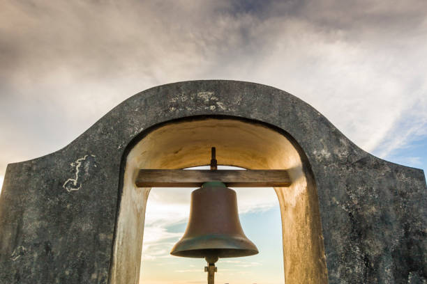 der glockenturm im castillo san cristóbal in san juan ist die größte festung, die von den spaniern in der neuen welt gebaut wurde. - horizon over water old san juan san juan puerto rico puerto rico stock-fotos und bilder