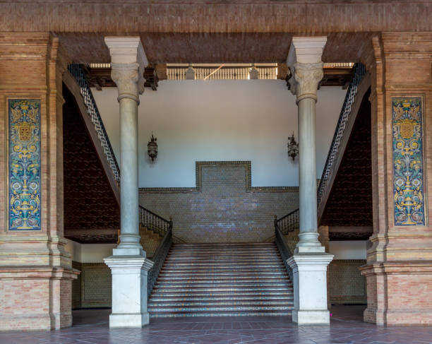 bogato zdobione schody pięknego plaza de espana (przekłada się na plac hiszpański) w sewilli - plaza de espana sevilla town square seville zdjęcia i obrazy z banku zdjęć