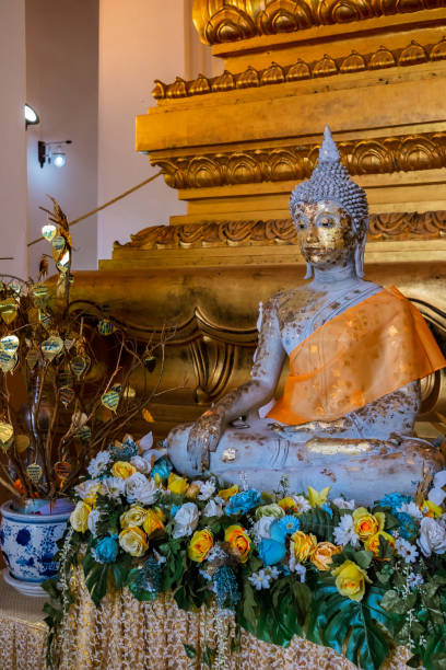 왓 나 프라 메루의 황금 불상 - editorial thailand spirituality gold 뉴스 사진 이미지