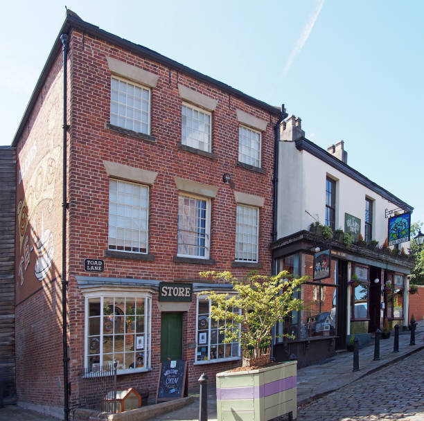 vista de la tienda cooperativa de los pioneros de rochdale en toad lane ahora un museo y la casa pública de baum - equitable fotografías e imágenes de stock