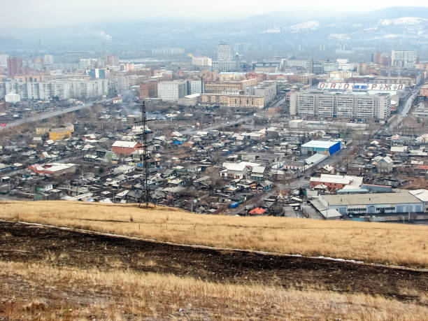 la ville de krasnoïarsk, vue des rues et de l’architecture de la ville. - satellite view aerial view cityscape suburb photos et images de collection