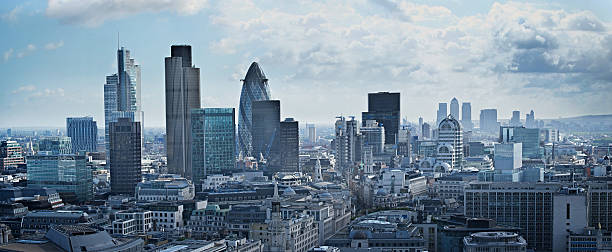 panorama do distrito financeiro de londres, inglaterra - canary wharf built structure building exterior construction imagens e fotografias de stock