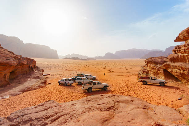 月の谷として知られているワディラム砂漠。赤い砂、かすみのある空。ユネスコ世界遺産に登録。 - east middle road desert ストックフォトと画像