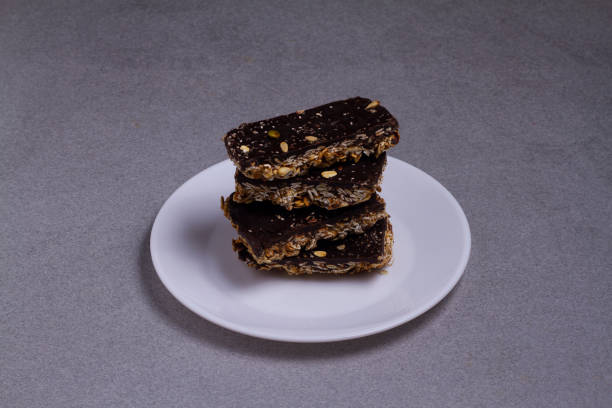 fitness bar su sfondo scuro. fitness bar con ripieno diverso. tavole da vicino barrette di cioccolato. - biscotti cookie morning temptation foto e immagini stock